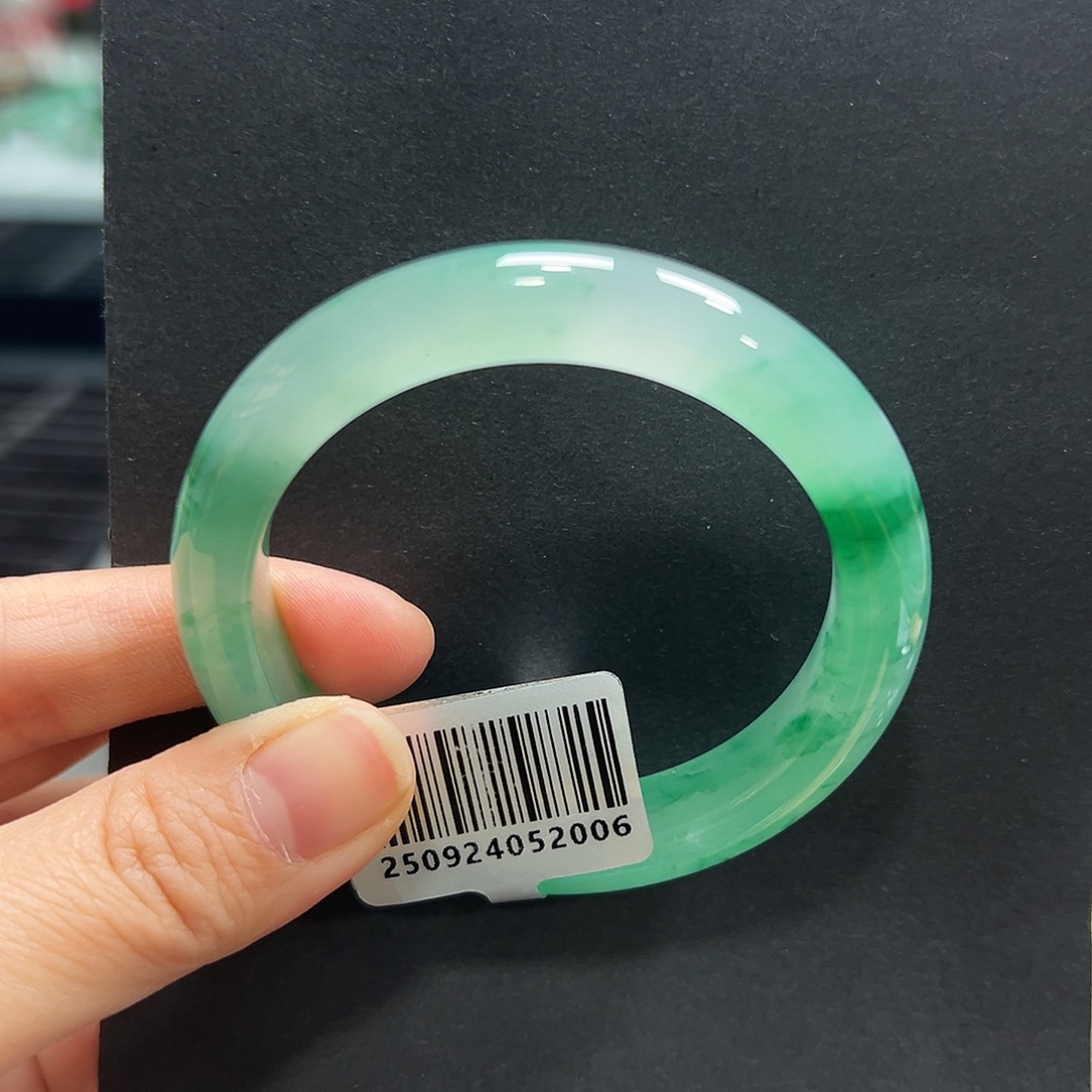 拉***丝石英质玉（非洲翠）未镶嵌手镯