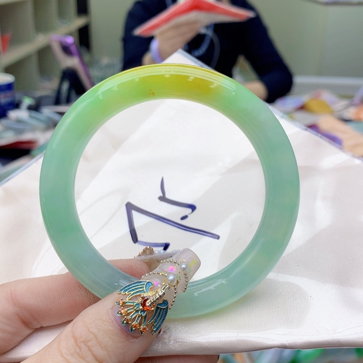 翡翠手镯未镶嵌翡翠手镯