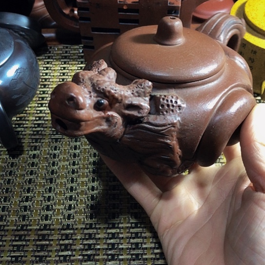 紫砂茶壶原矿泥料手工制作的紫砂壶。