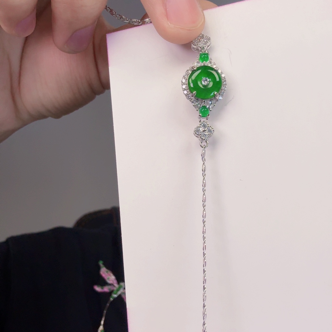 翡翠颈饰未镶嵌一件