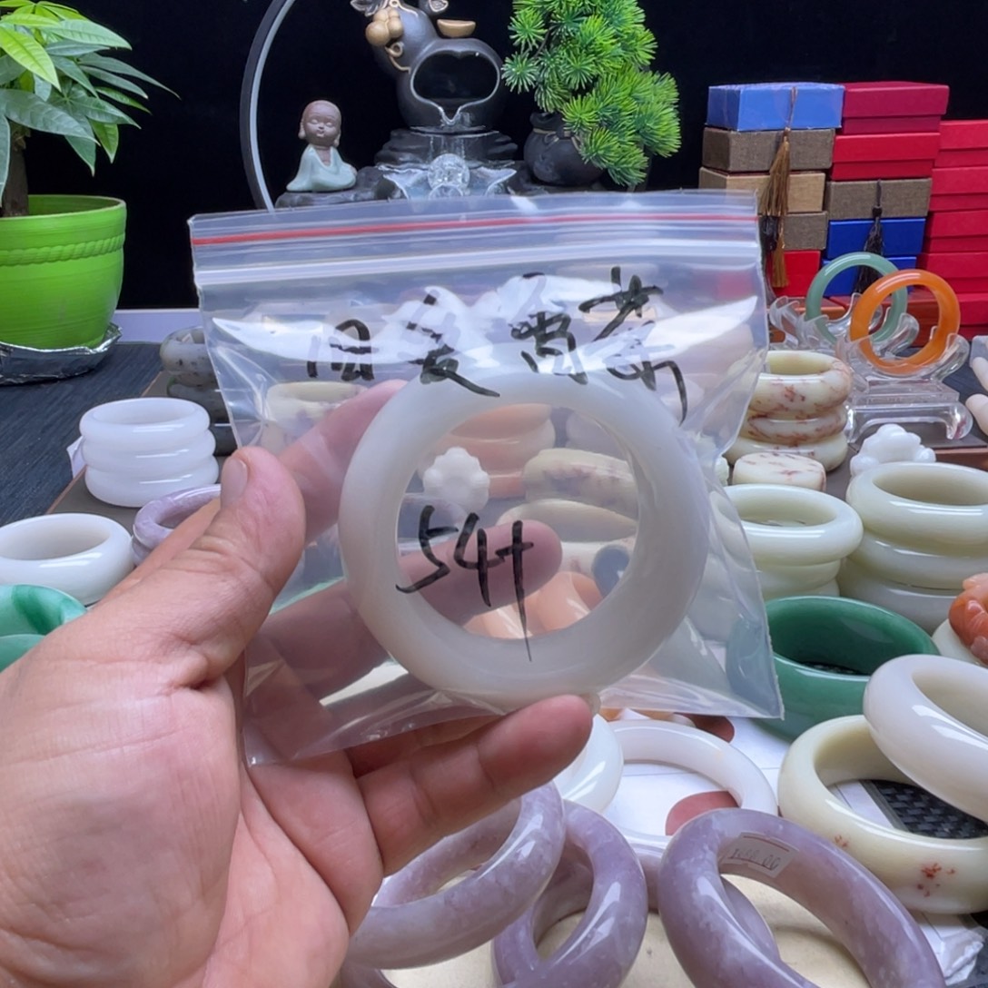 旧***菜石英岩玉未镶嵌手镯