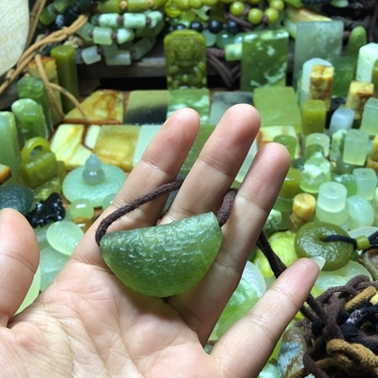 未镶嵌岫玉吊坠岸**蝶