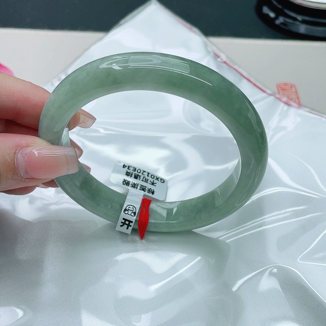 翡翠手镯未镶嵌正61.7