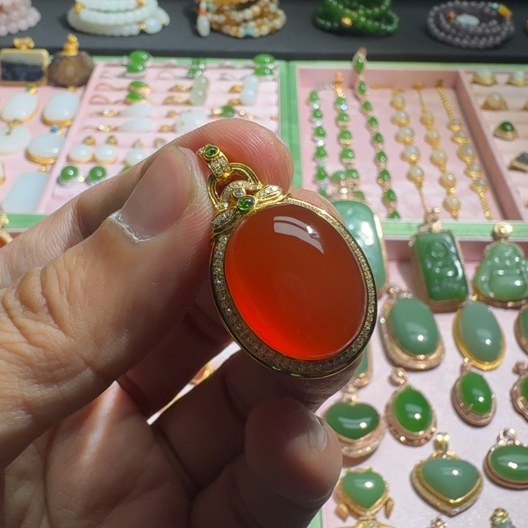 南红玛瑙吊坠18K金镶嵌保山河湾冰红吊坠