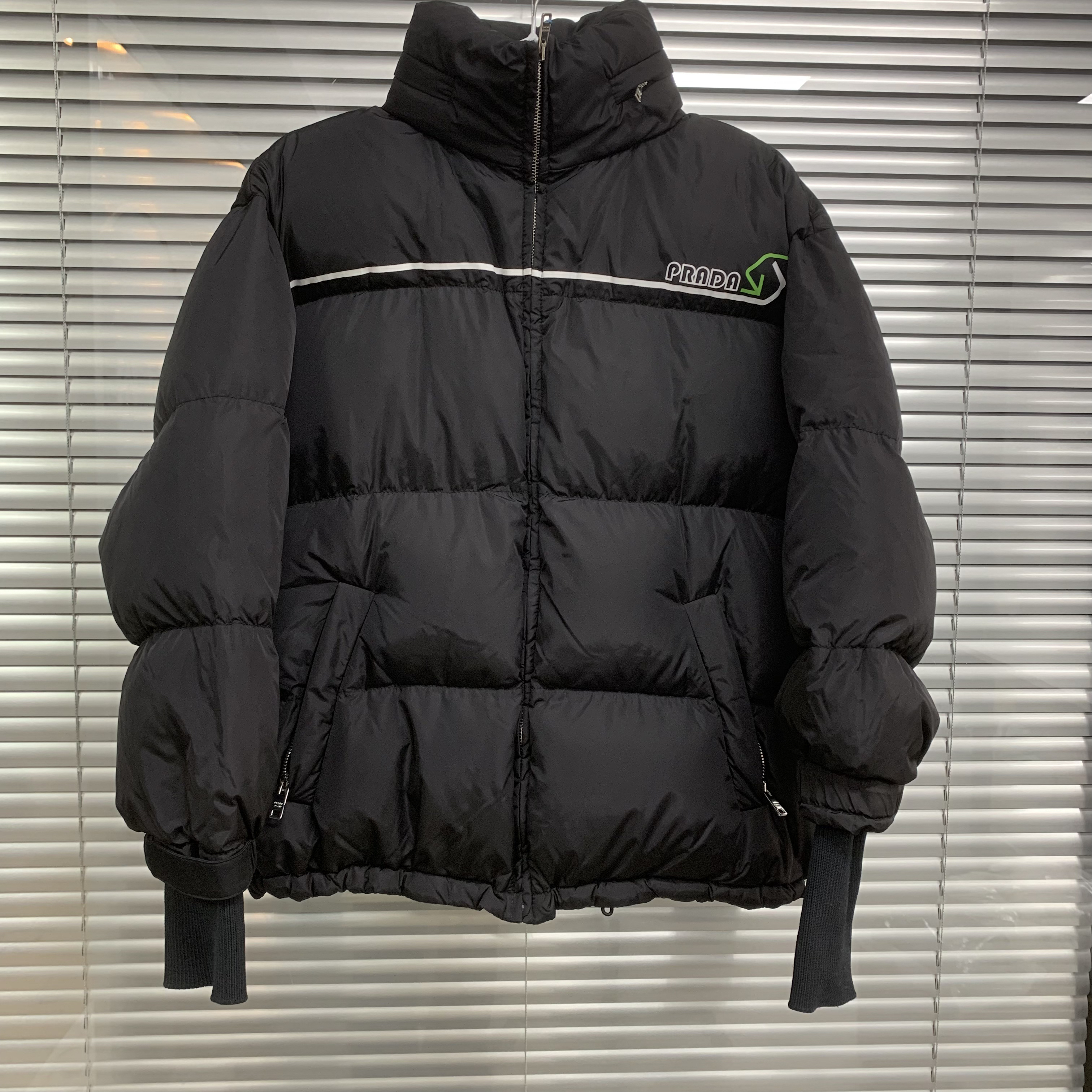 99新 Prada/普拉达 黑色微标羽绒服/38码/B02673