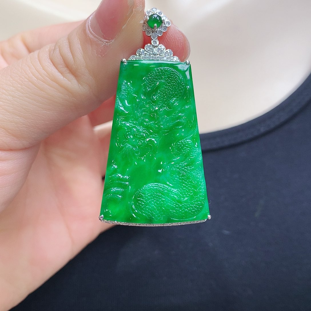 翡翠颈饰18K金镶嵌龙牌