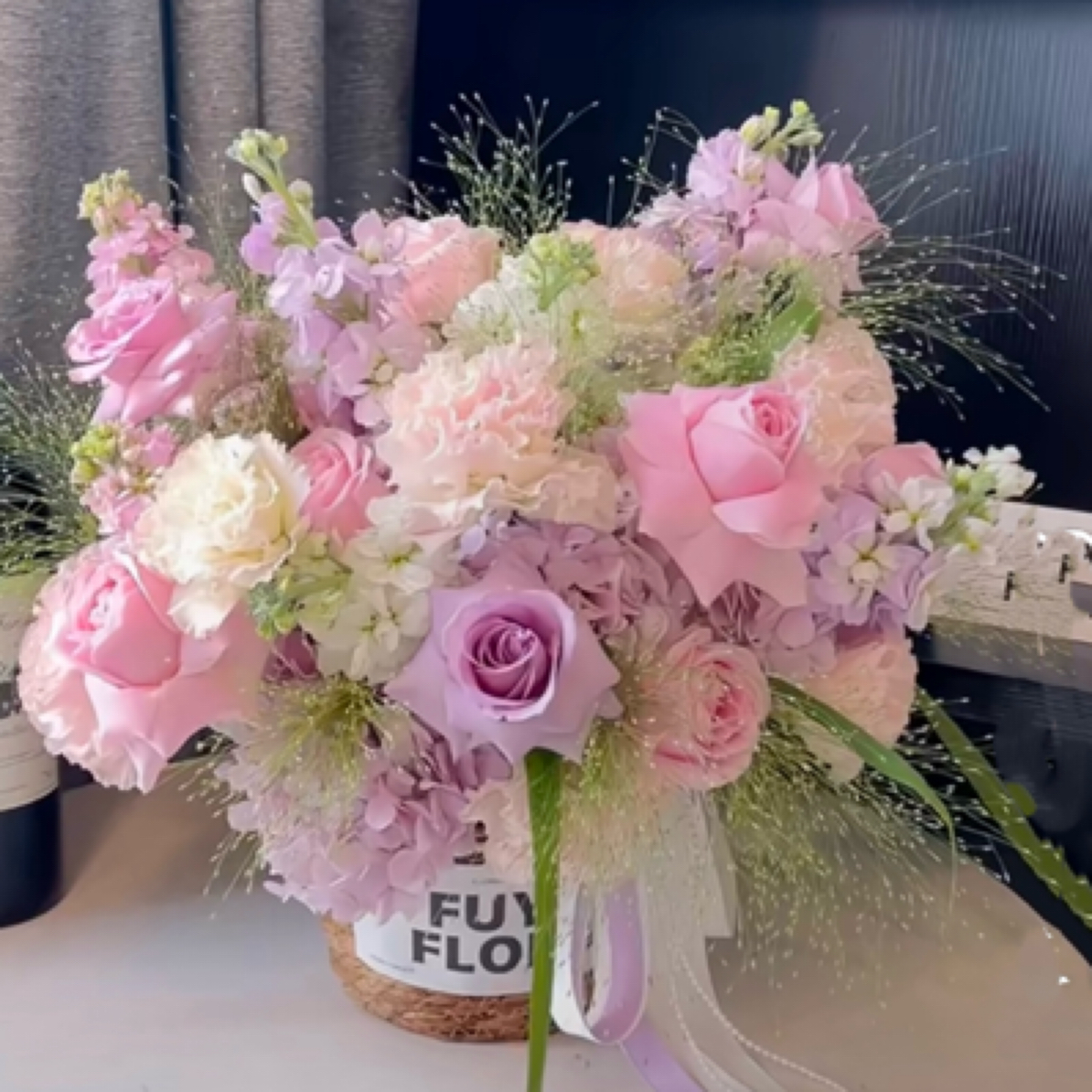 11支玫瑰混搭7支紫罗兰花束抱抱桶礼盒送女友老婆生日节日花束