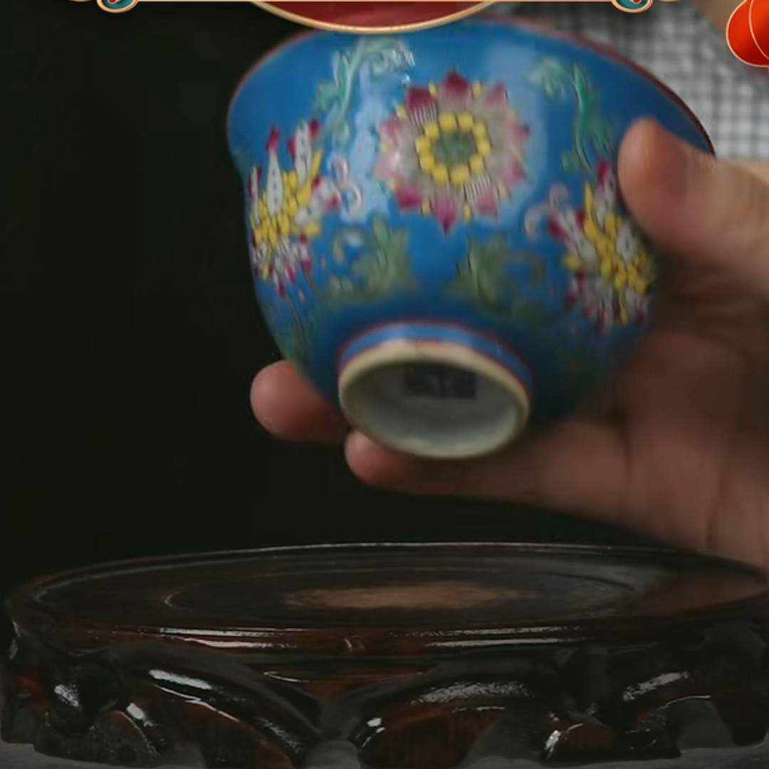 M内松石绿釉外蓝地粉彩花卉纹杯