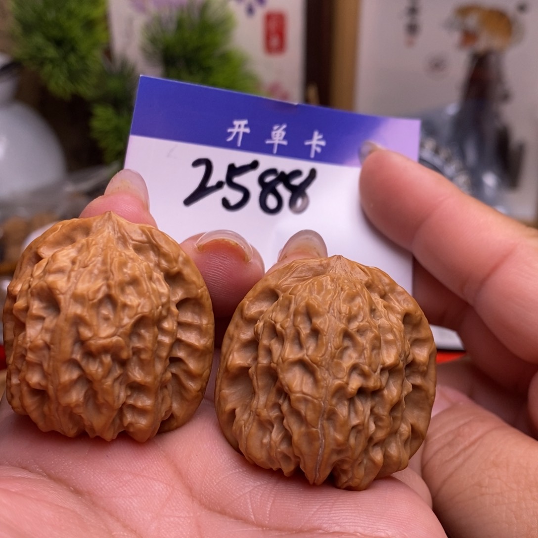 桃核吊坠清水石。边35。全品。丹