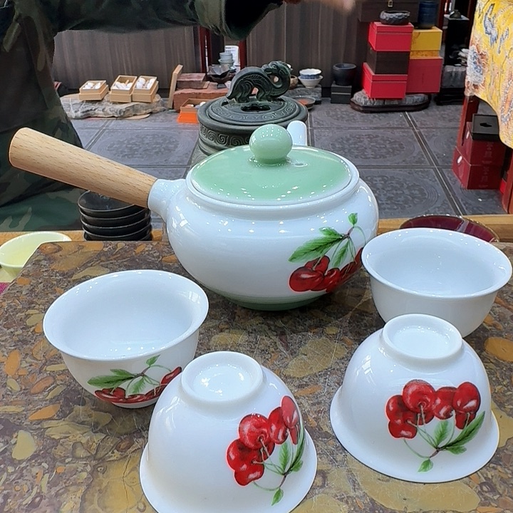 一壶四个杯。。。品茗