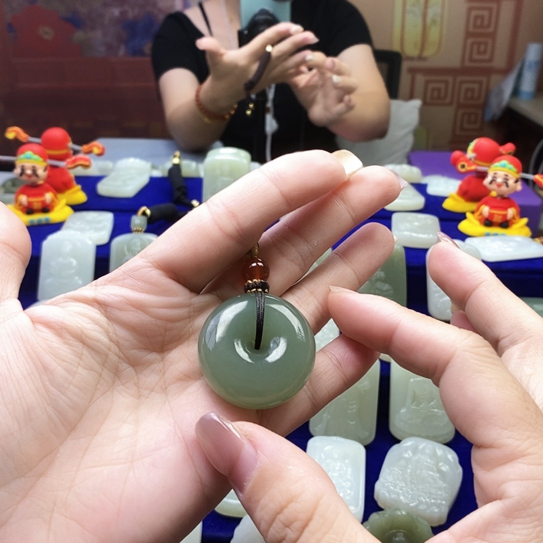 行***处颈饰未镶嵌和田玉