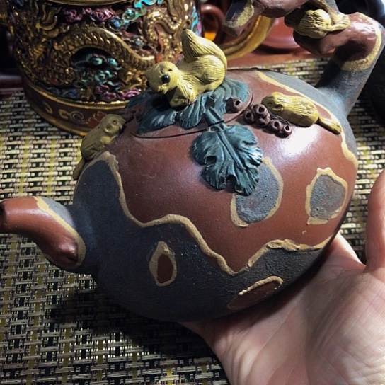 紫砂茶壶原矿泥料手工制作的紫砂壶。