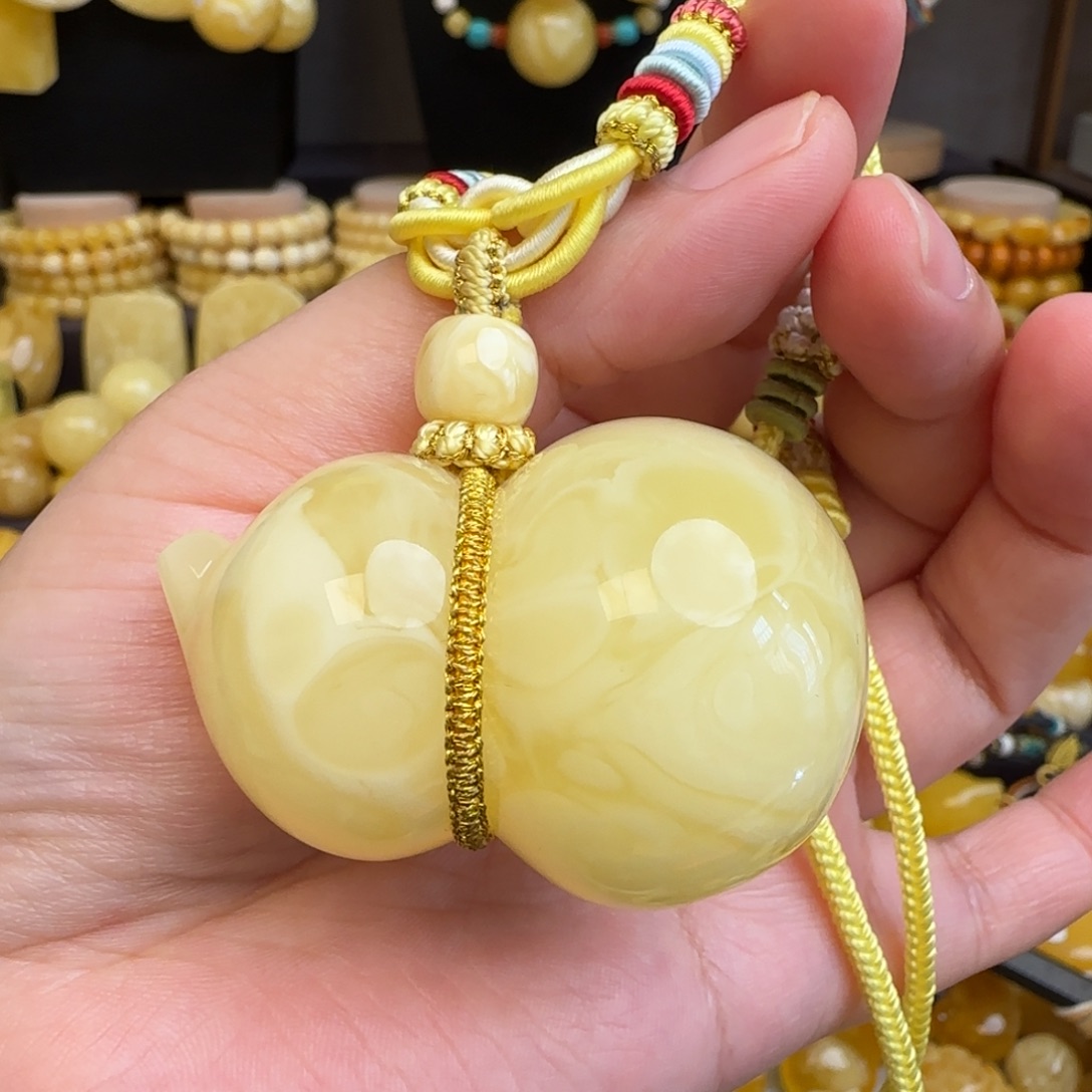 J***姐琥珀未镶嵌套链蜜蜡葫芦吊坠