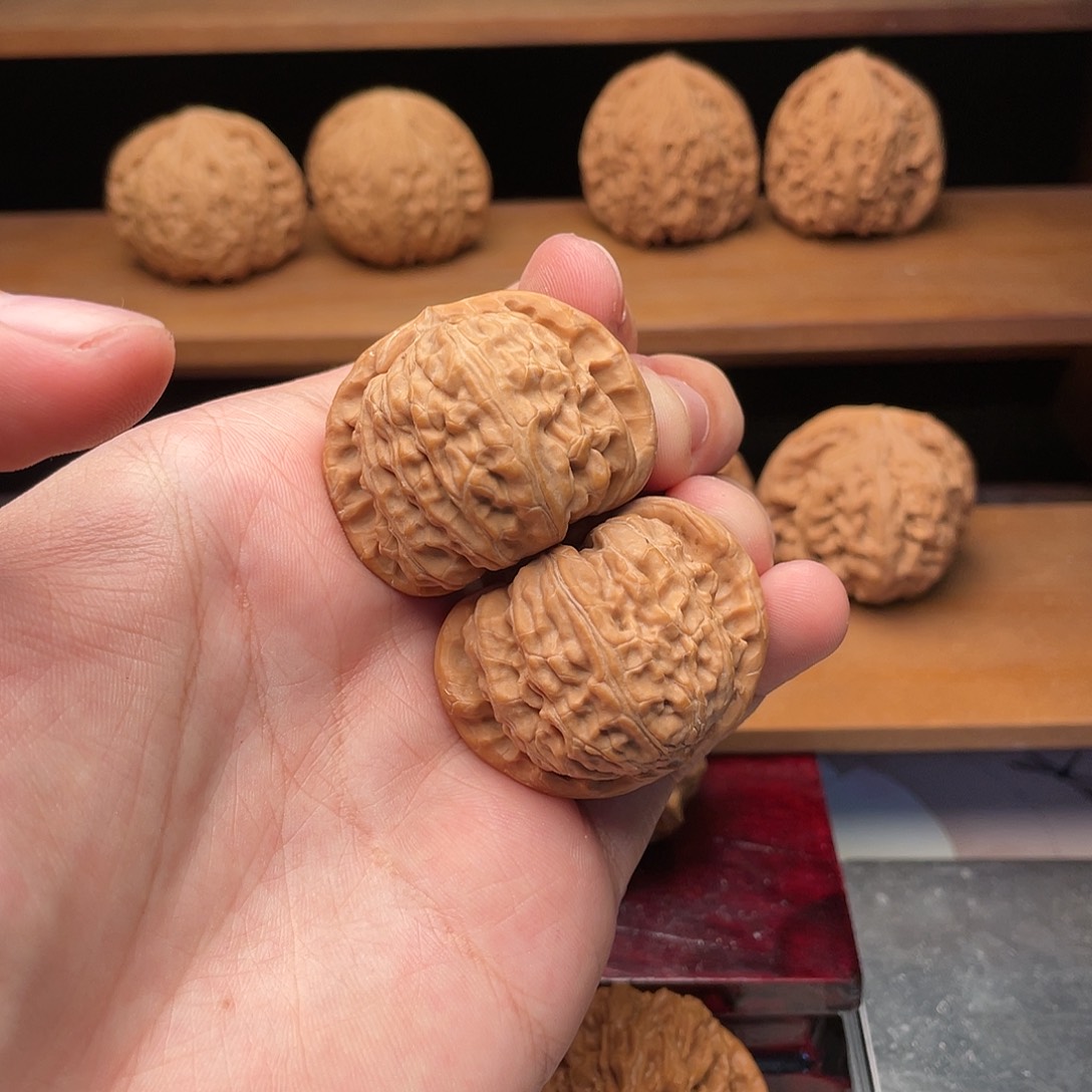 文玩核桃把件40精配红皮圆润小球白