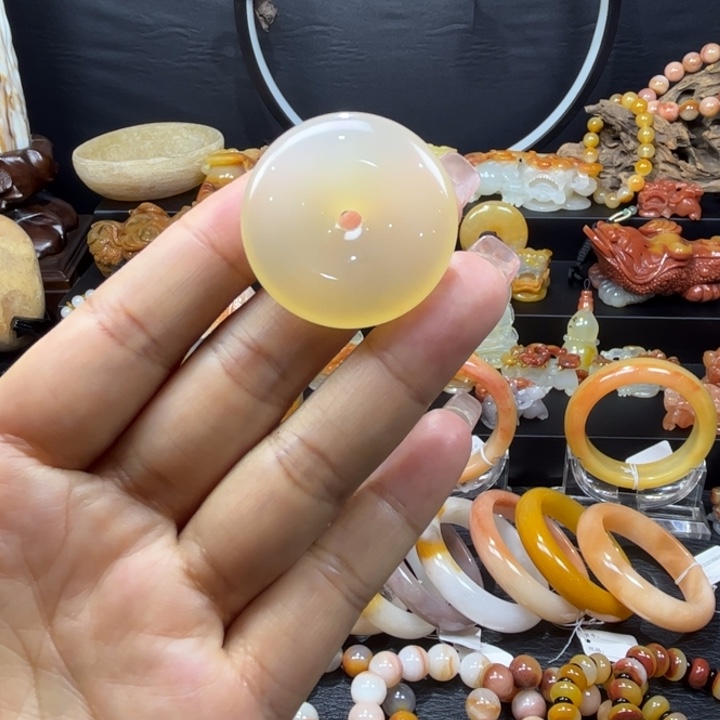 石英质玉（黄龙玉）未镶嵌颈饰
