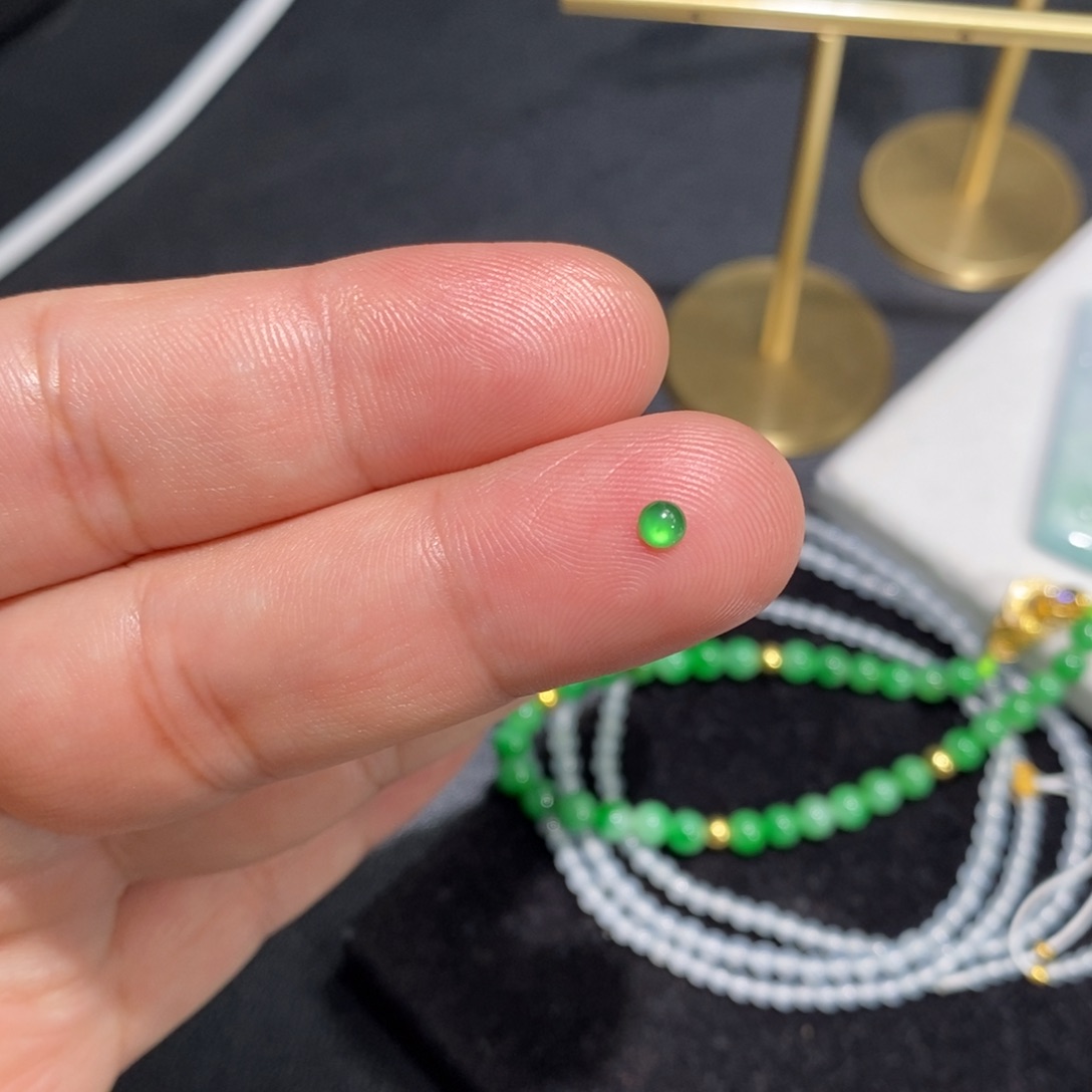 翡翠裸石冰阳绿顶珠