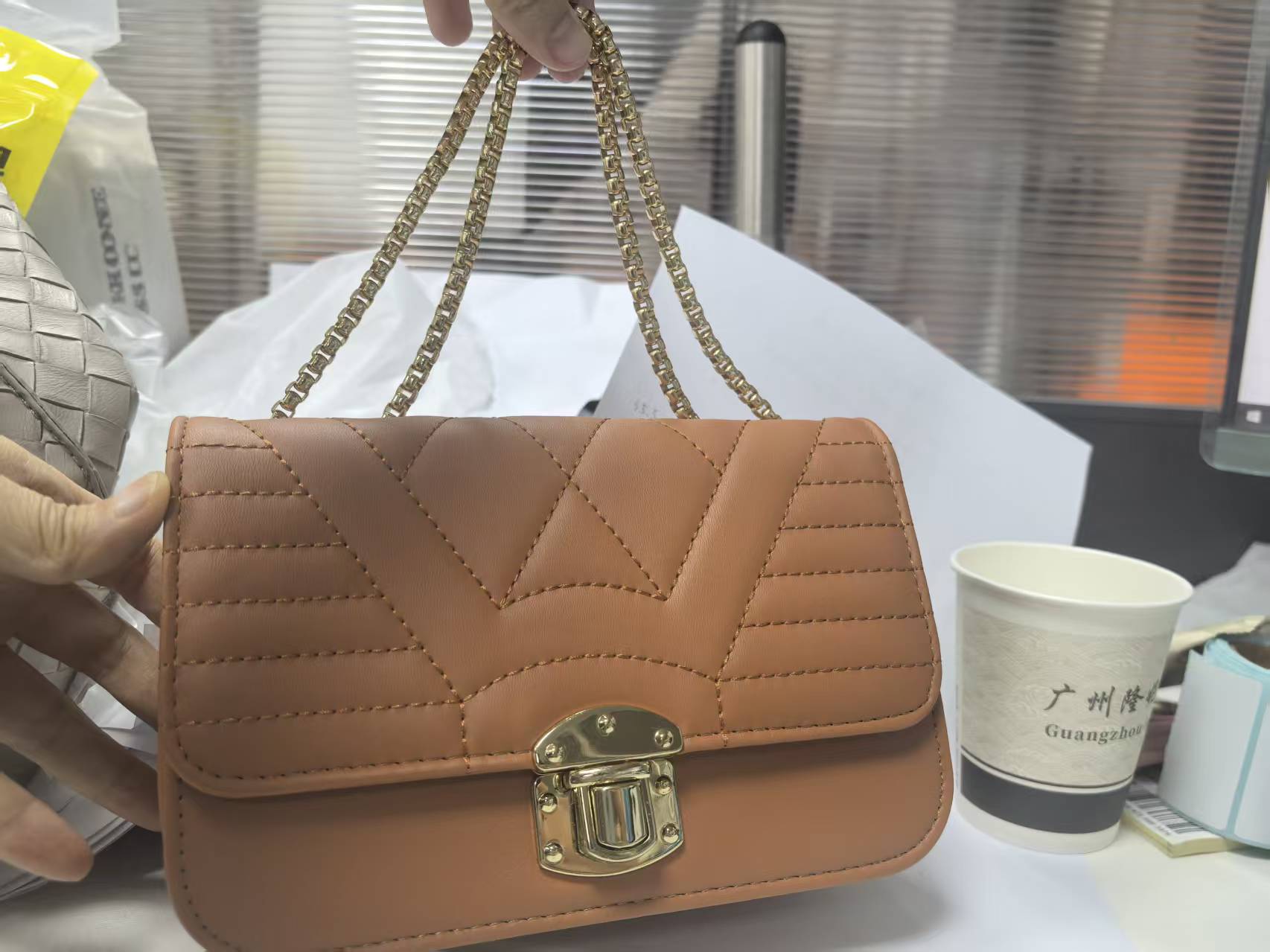 潮流腋下单肩包简约风便携款包盖通勤风纯色休闲女士