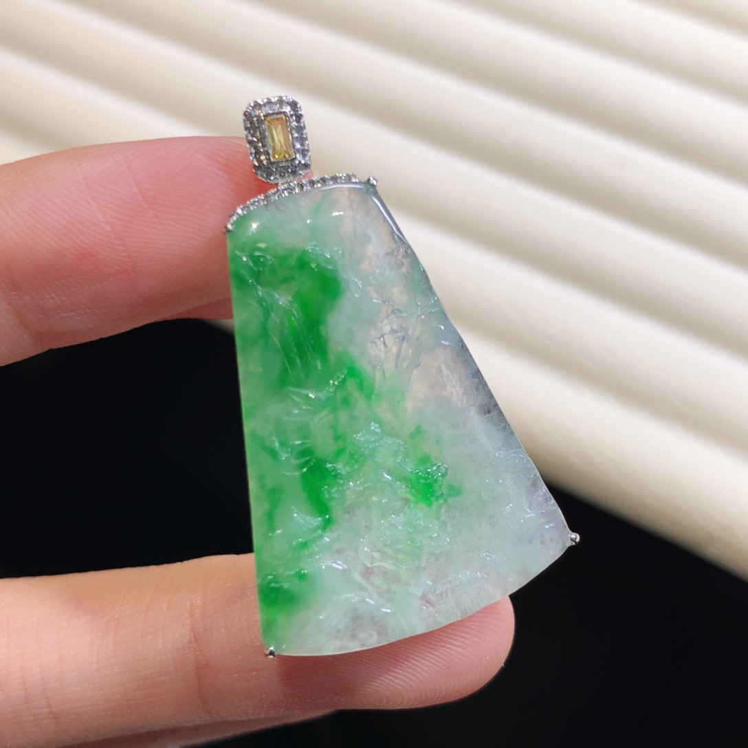 翡翠颈饰18K金镶嵌山水牌