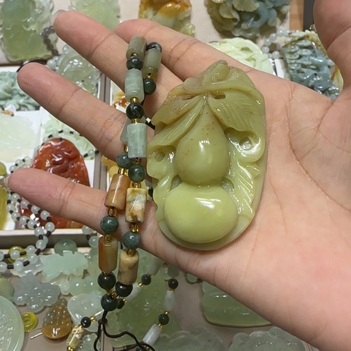 蛇纹石玉吊坠未镶嵌