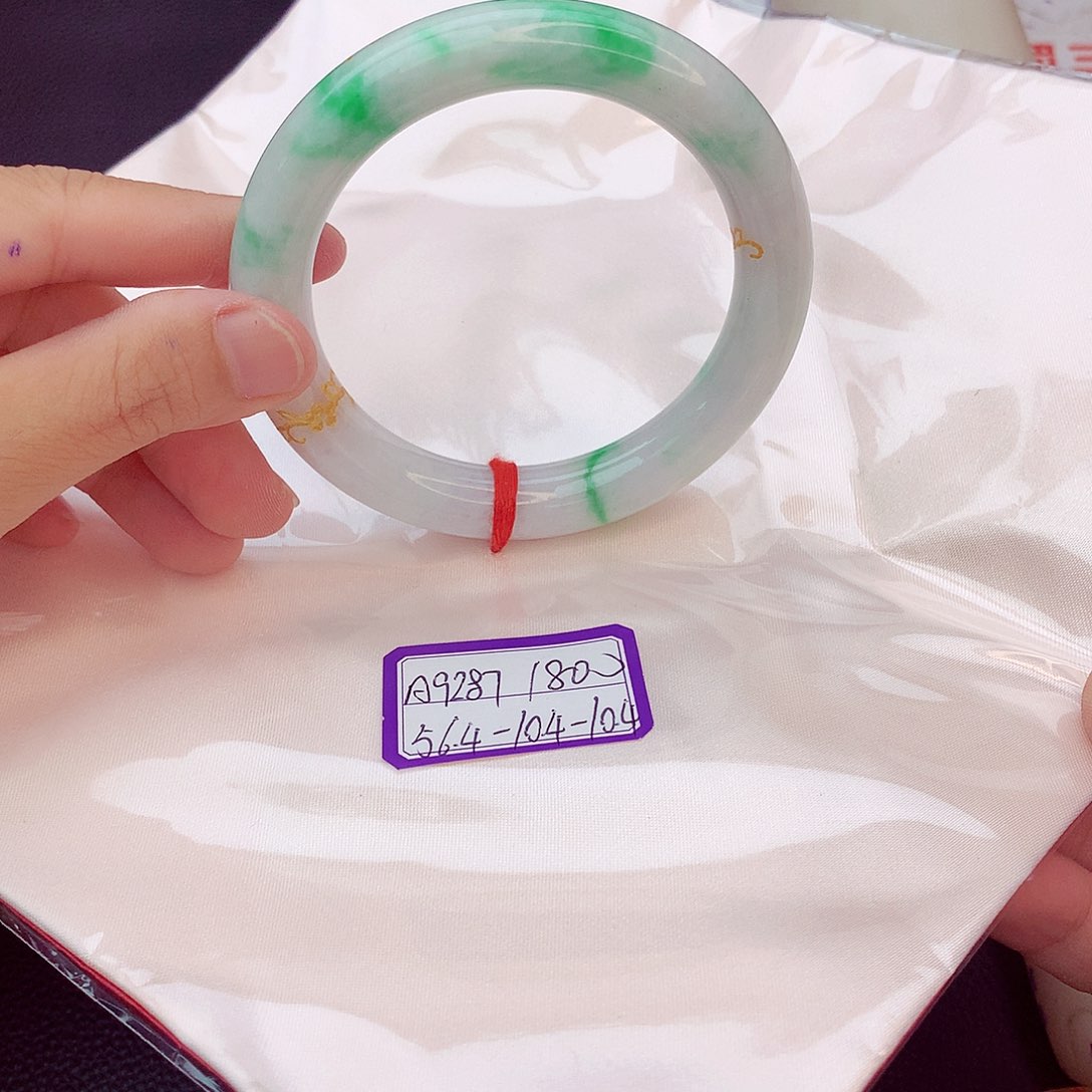 翡翠手镯未镶嵌翡翠