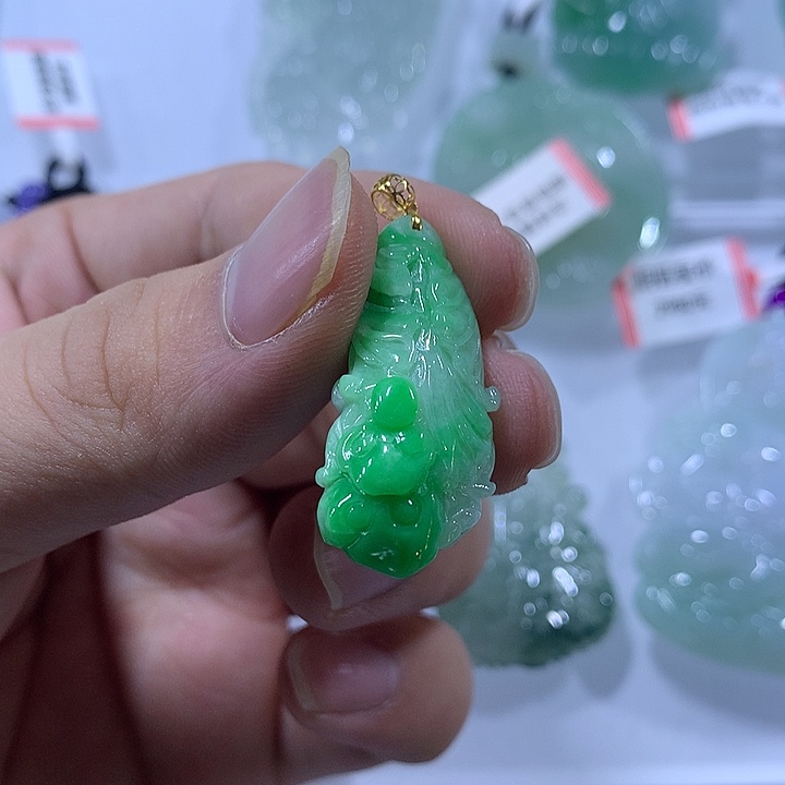 翡翠18K金镶嵌颈饰天然翡翠A货吊坠