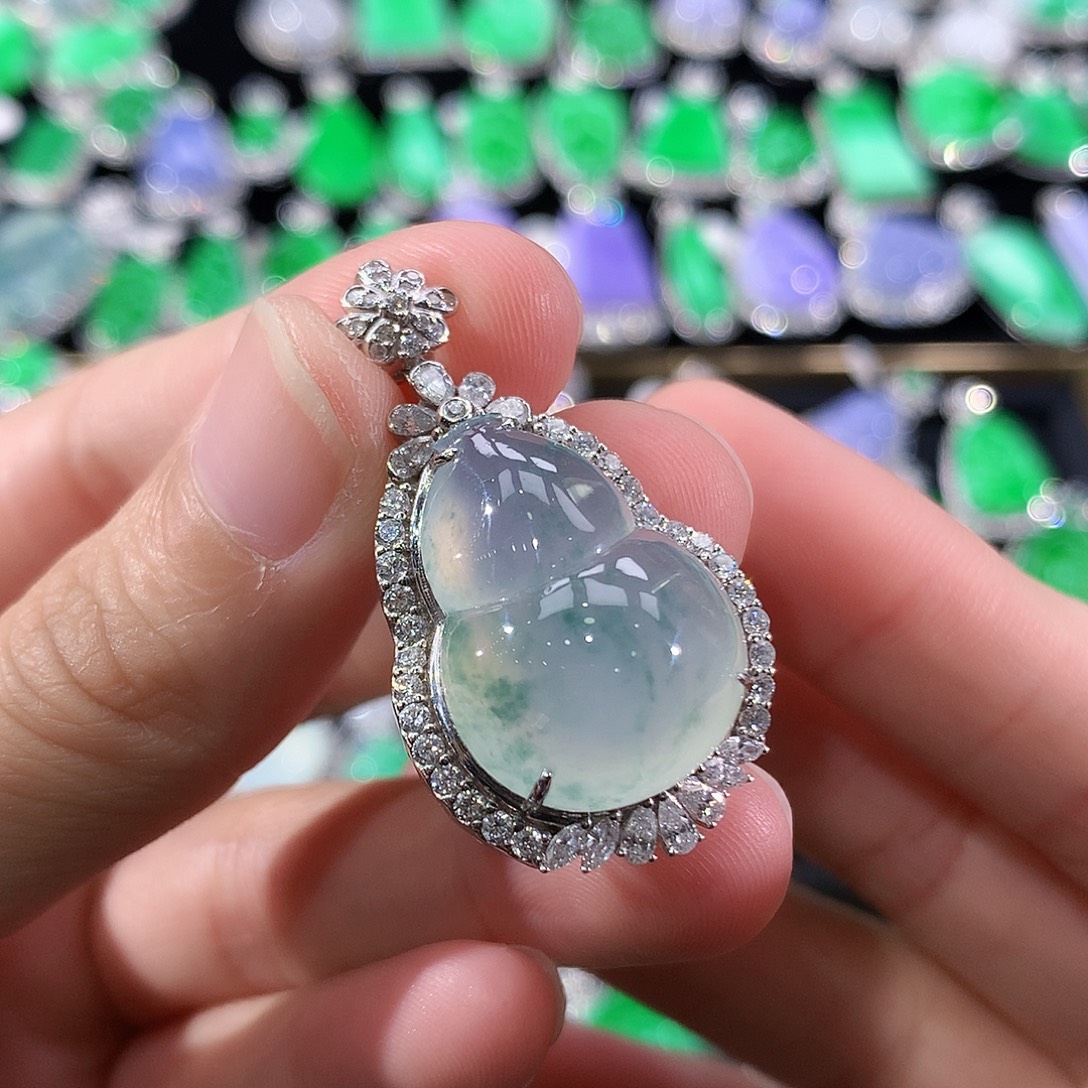 翡翠18K金镶嵌颈饰