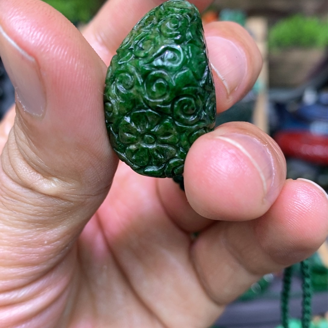 翡翠颈饰未镶嵌波*漂亮美眉