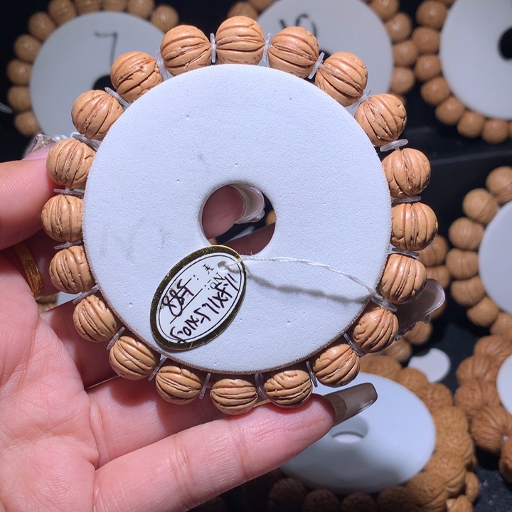 姜***威手串桃核帝王小肌肉