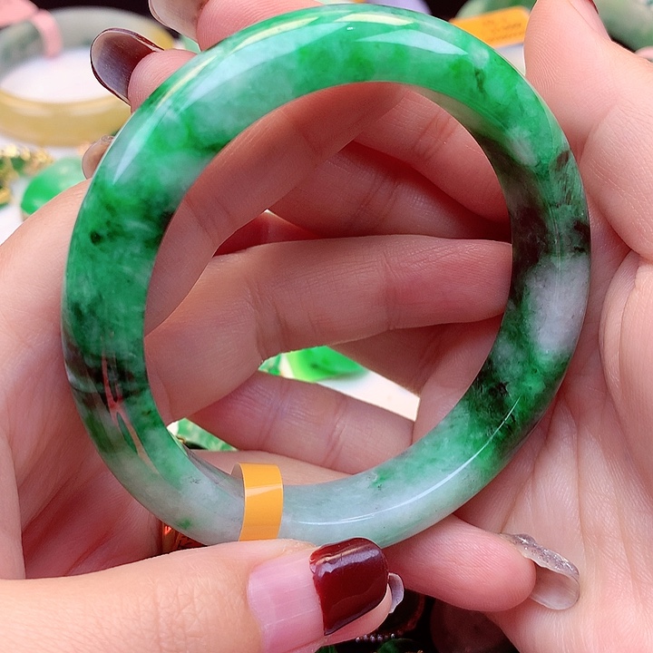 翡翠手镯未镶嵌翡翠