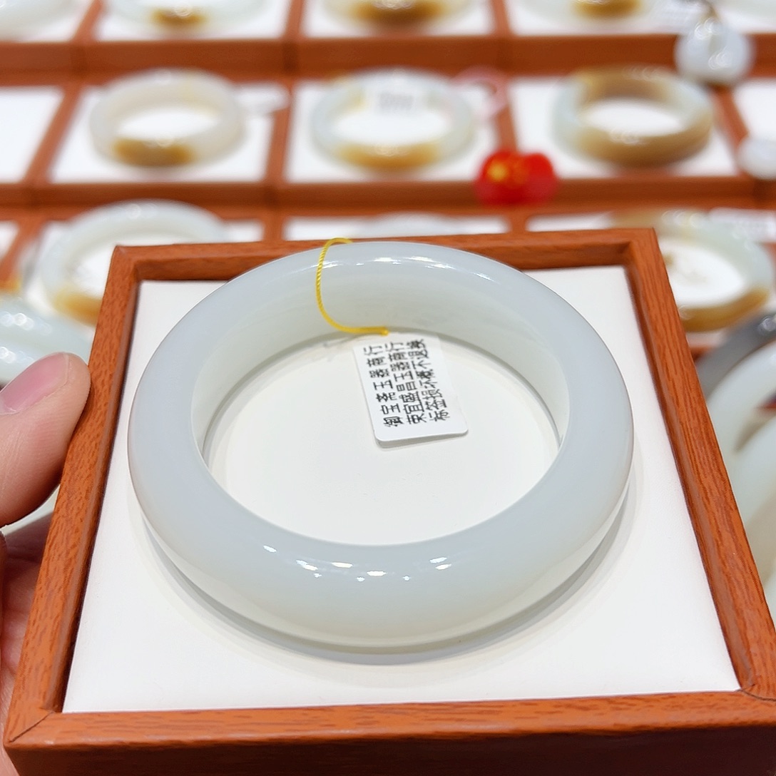 和田玉手镯未镶嵌羊脂白玉