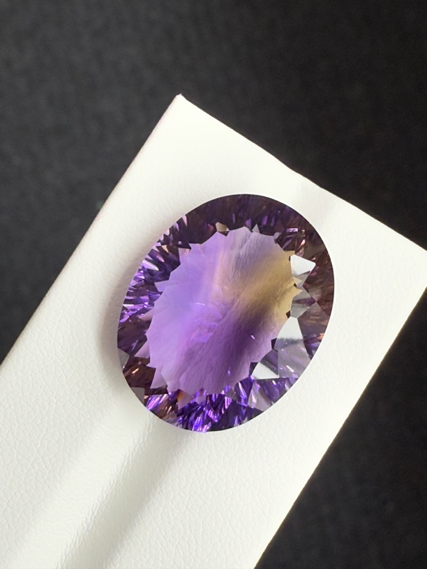 22.62ct天然紫黄晶裸石 颜色美艳 ，色彩分明，晶体通透，火彩足