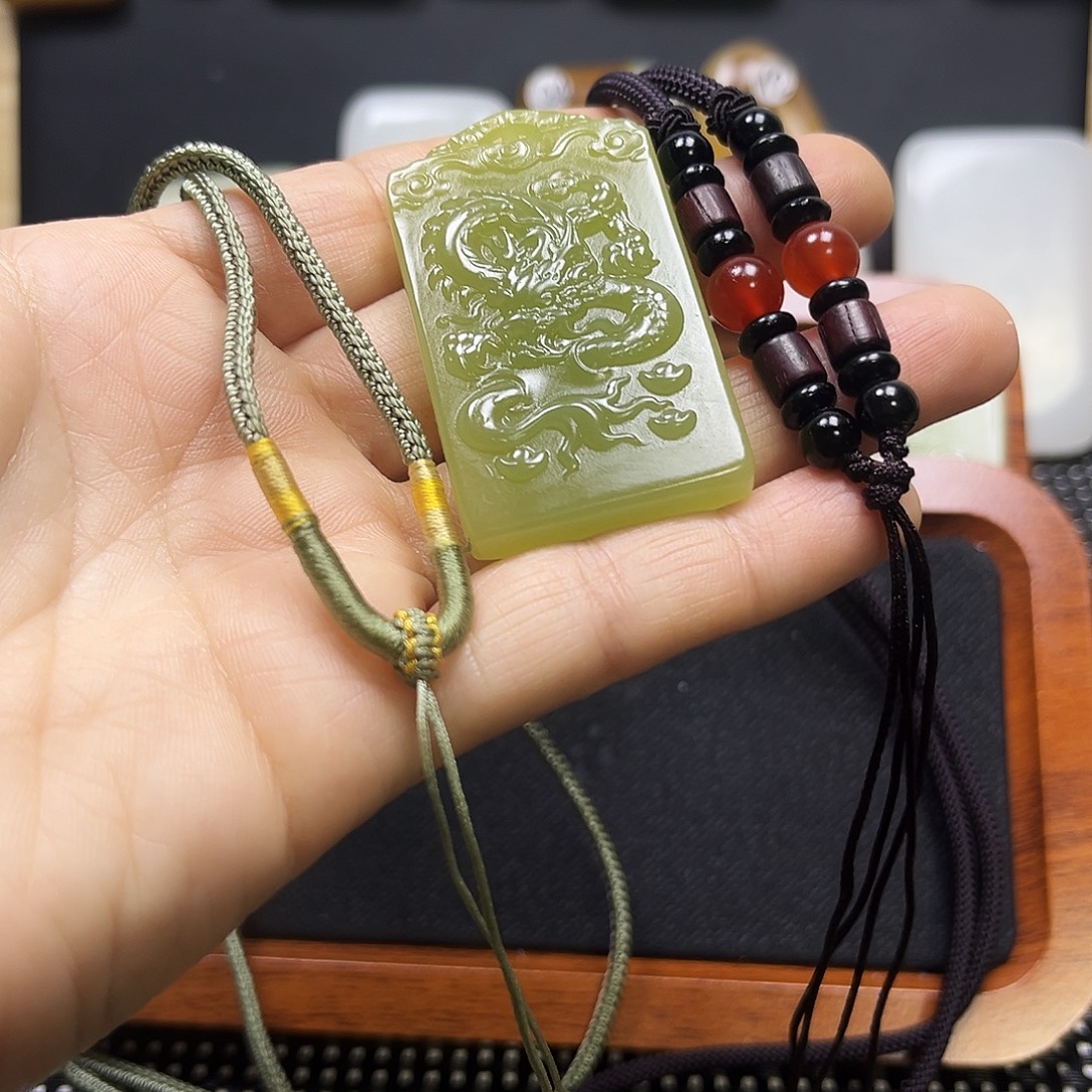 淡***风玉生肖属龙绿色的