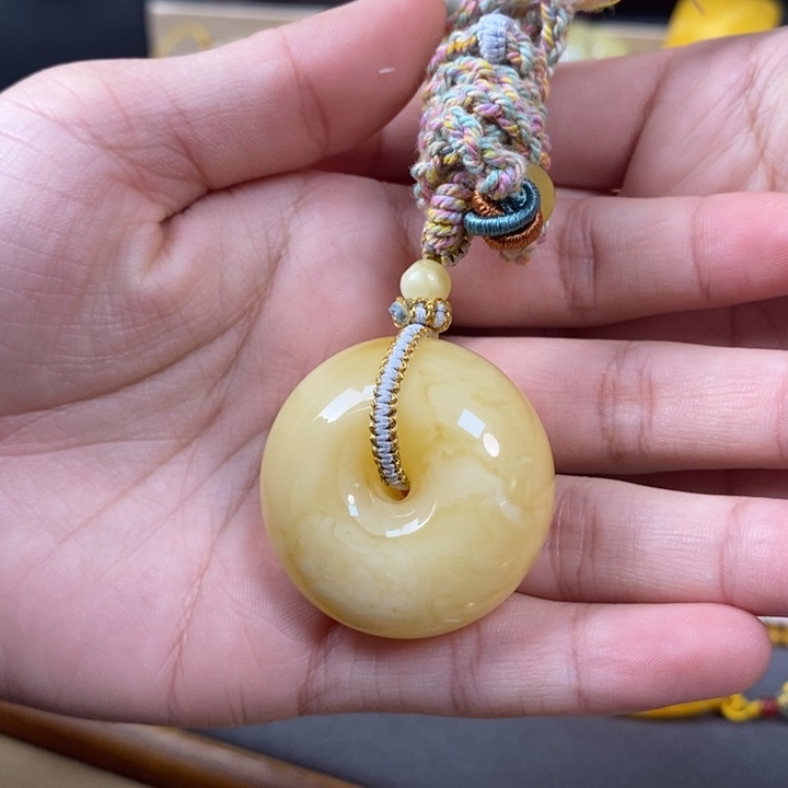 琥珀裸石未镶嵌平安扣