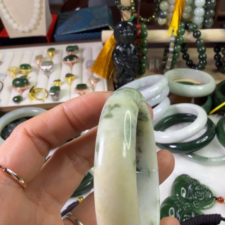 陌***`和田玉（糖玉）未镶嵌手镯