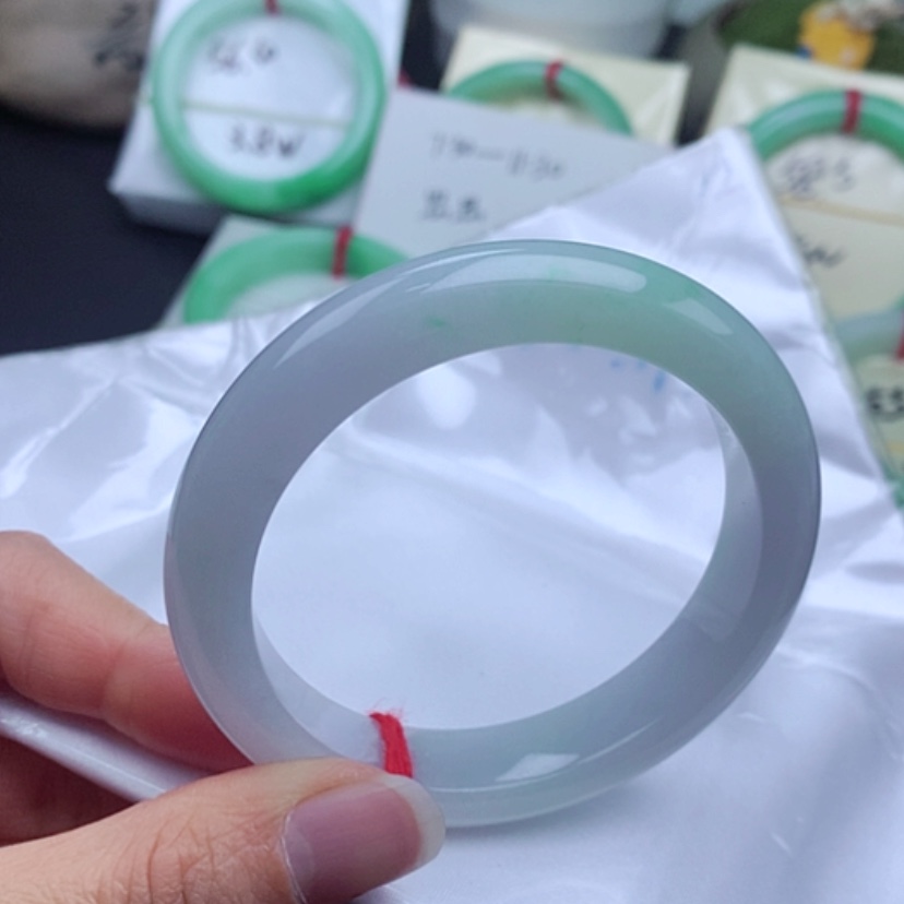 【闪购商品】翡翠手镯未镶嵌            正圈56冰白底青