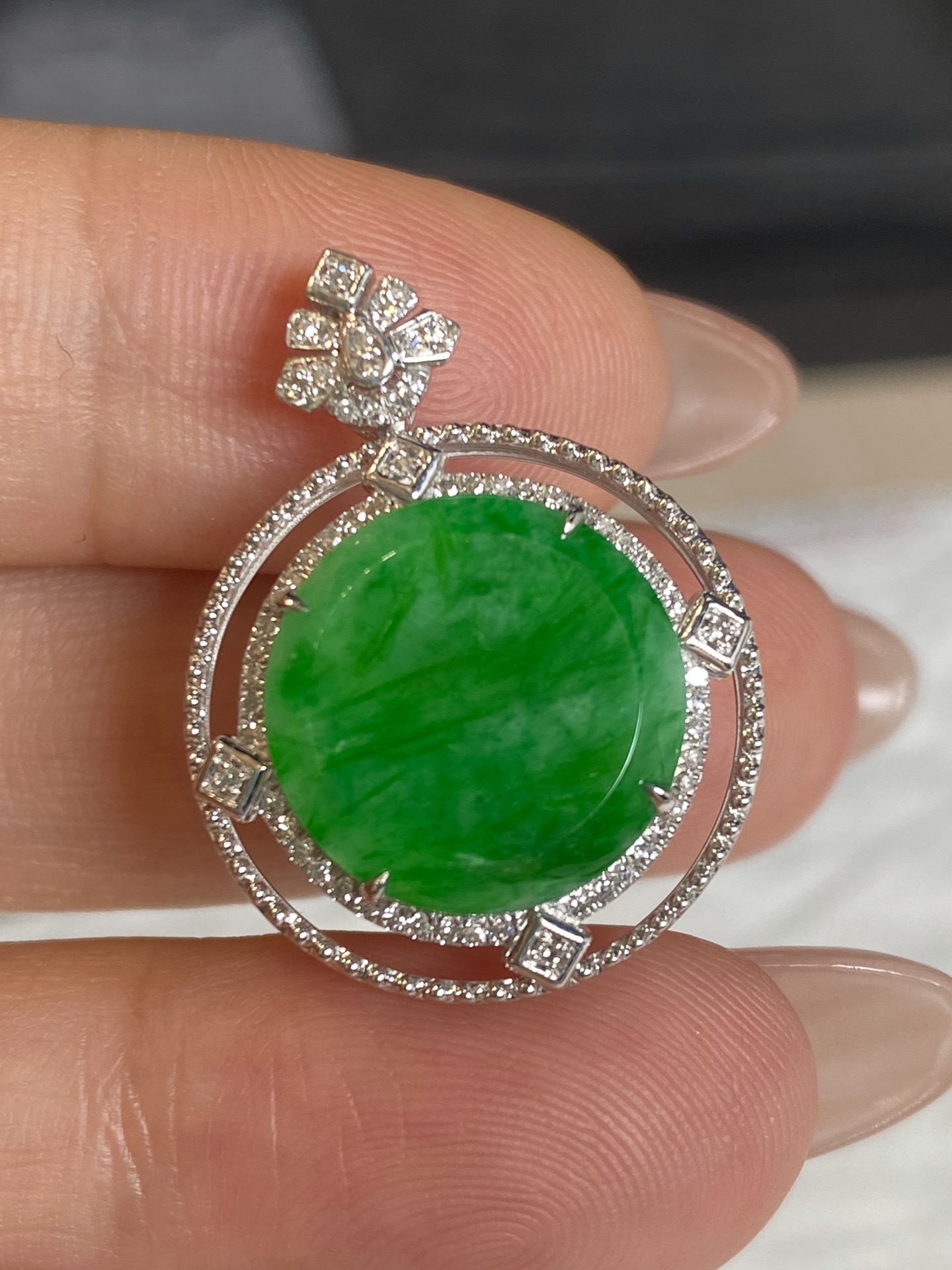 亏清 翡翠辣绿圆牌吊坠 颜色抢眼尺寸26.3-19.5-5.8 裸石13.8