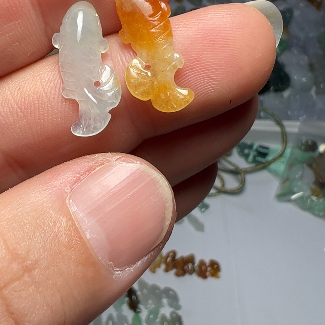 柠***儿翡翠未镶嵌颈饰两头孔锦鲤一个100块