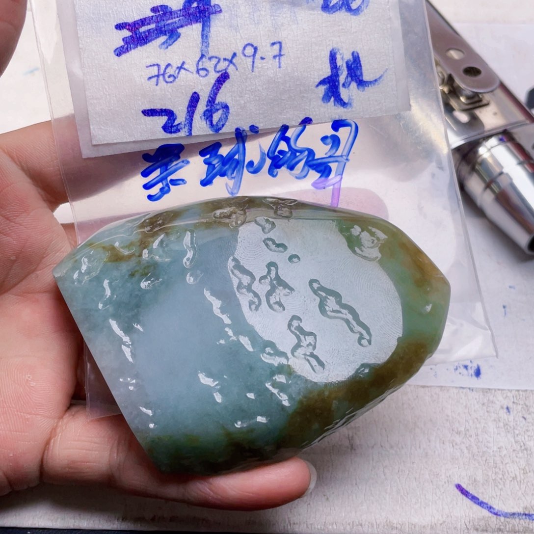 翡翠挂件未镶嵌黑*的