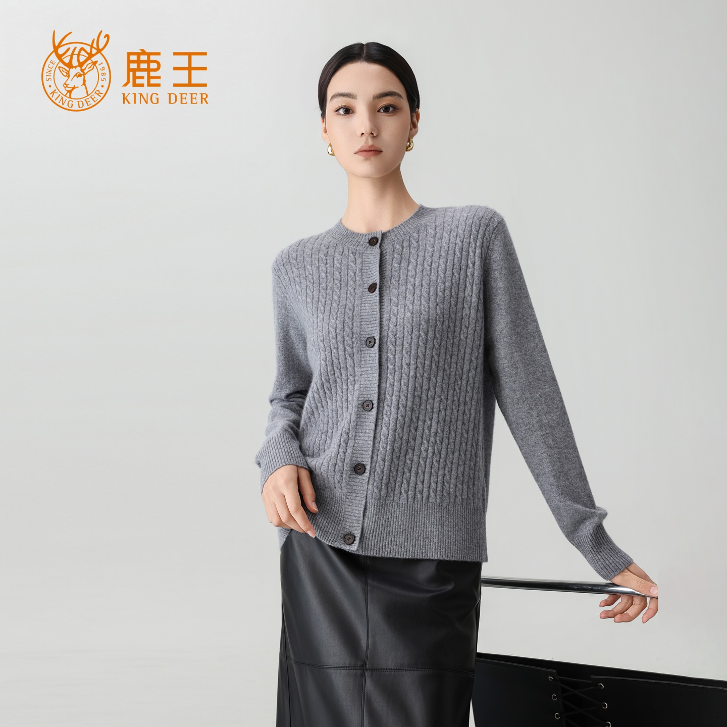 【专柜新品】鹿王女圆领100山羊绒经典绞花秋冬开衫 912518303
