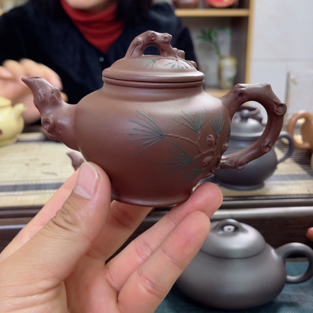 紫砂茶壶松报春壶