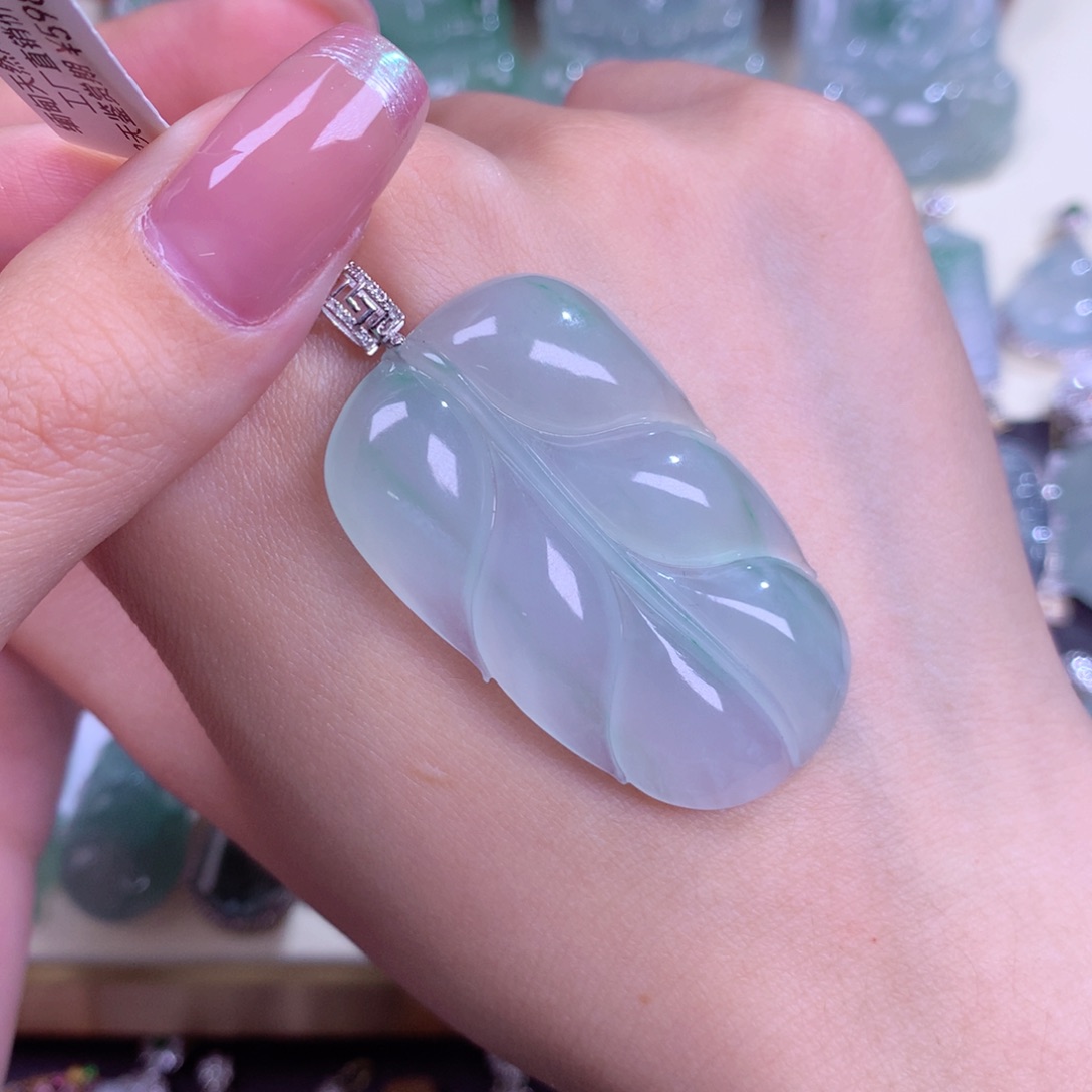 翡翠颈饰18K金镶嵌不**鸥叶子