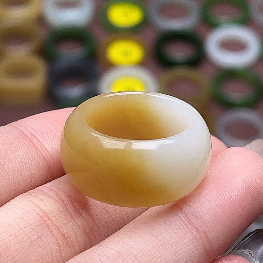 韩***师和田玉未镶嵌戒指