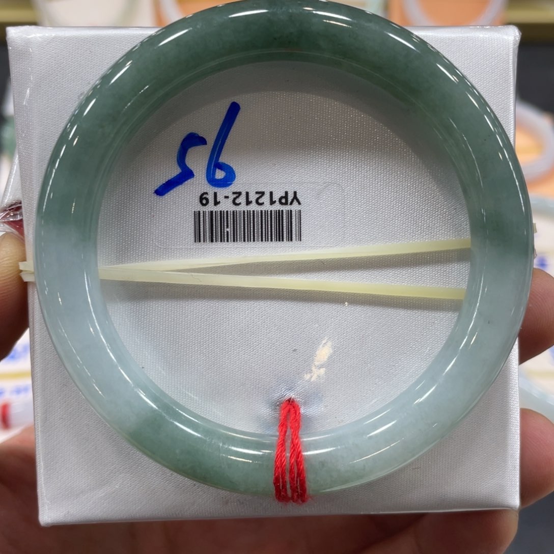 翡翠手镯未镶嵌翡翠手镯