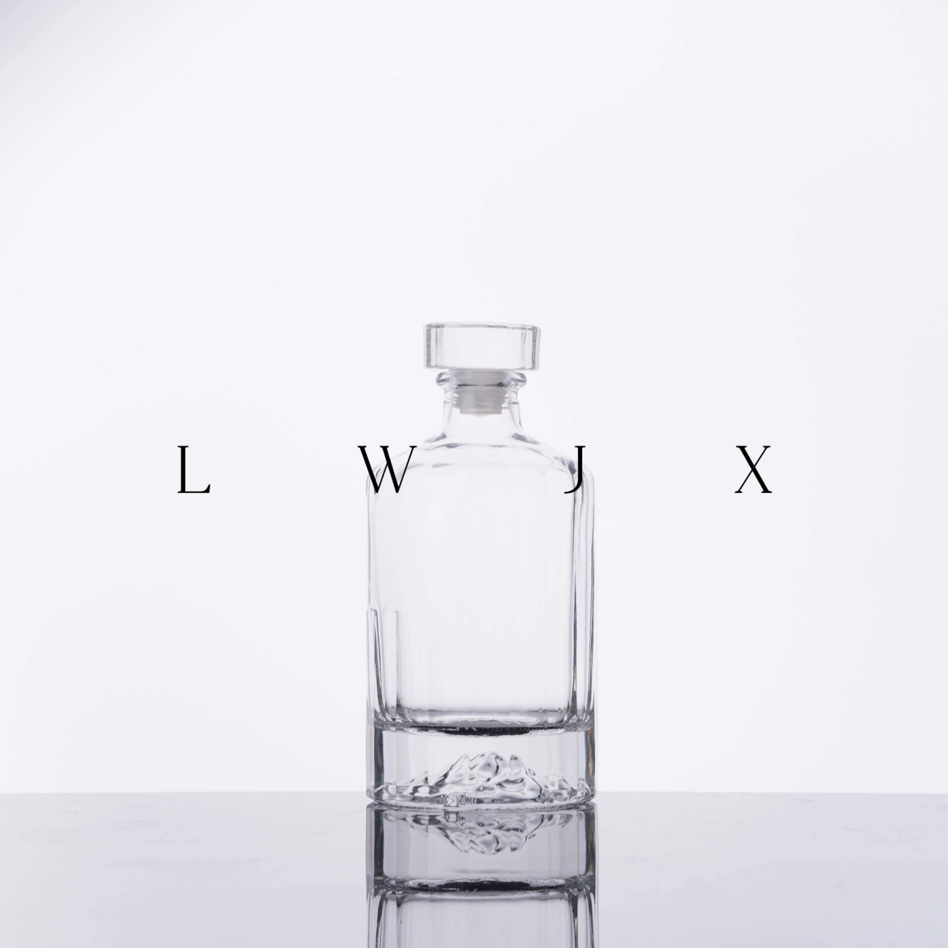 家用大容量观山高透晶白料体泡酒瓶