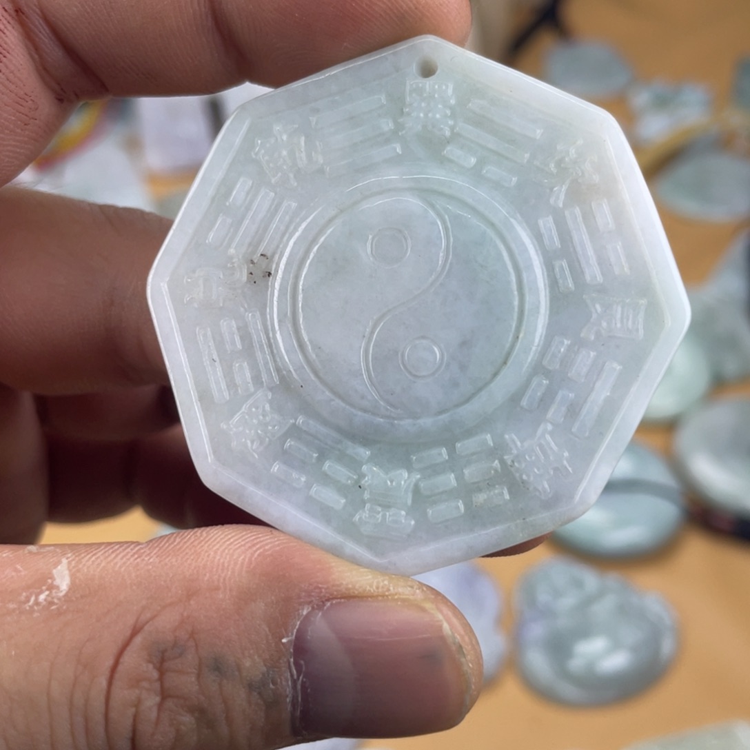 翡翠未镶嵌颈饰八卦