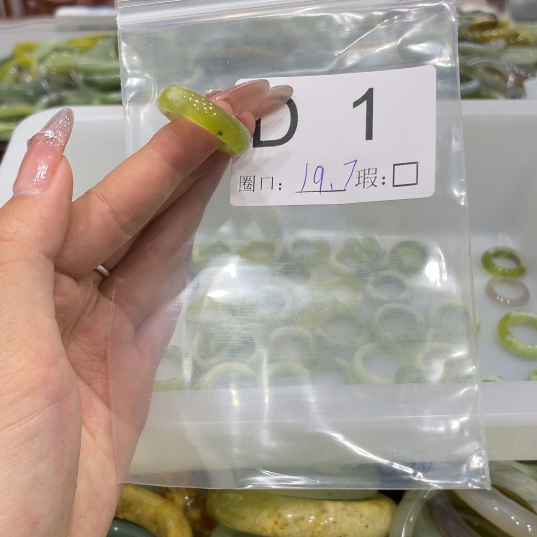 未镶嵌蛇纹石玉颈饰