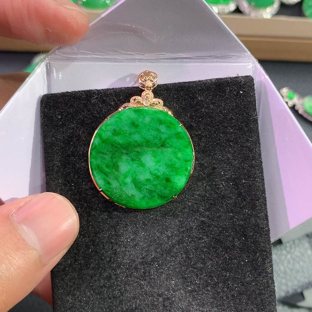翡翠吊坠(赠链)18K金镶嵌