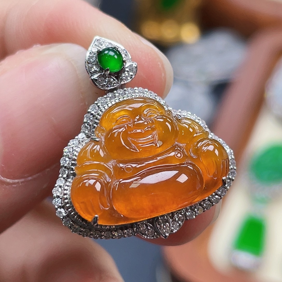 翡翠18K金镶嵌颈饰冰红翡佛公