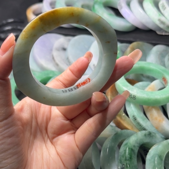 定制翡翠未镶嵌翡翠手镯