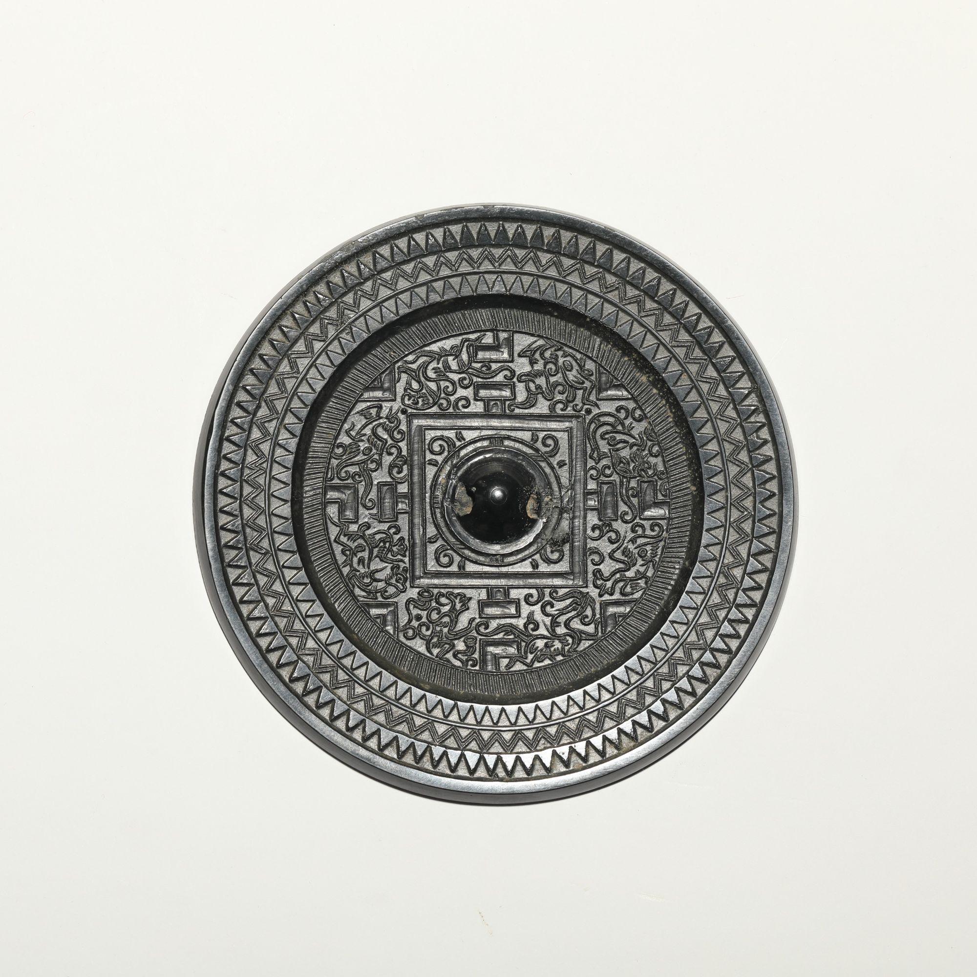 【2025春拍铜镜】2172,清,神人神兽规矩镜-全品